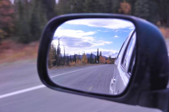 Viajando pela Alaska Highway no Yukon, no Canadá